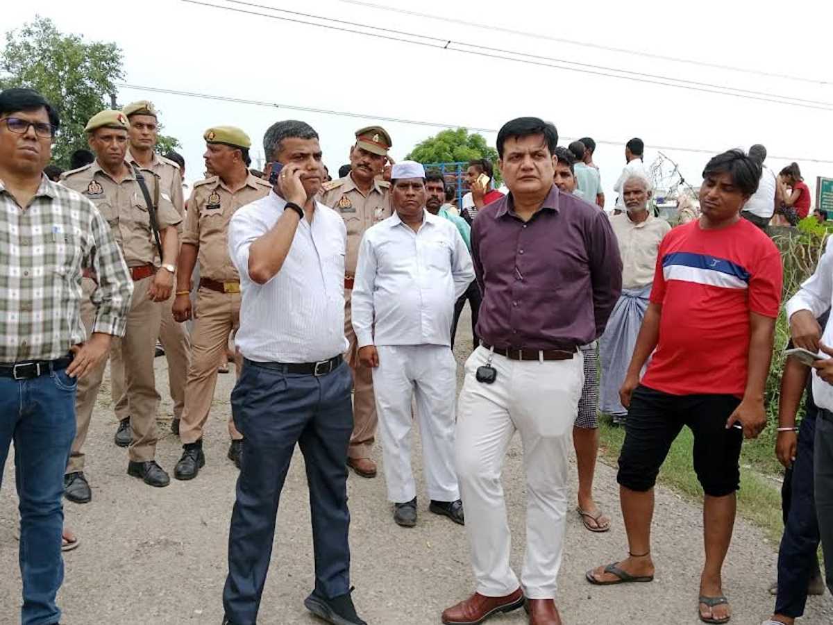 यमुना नदी का लगातार बढ रहा है जल स्तर, जिलाधिकारी ने तटीय गांवों का किया दौरा